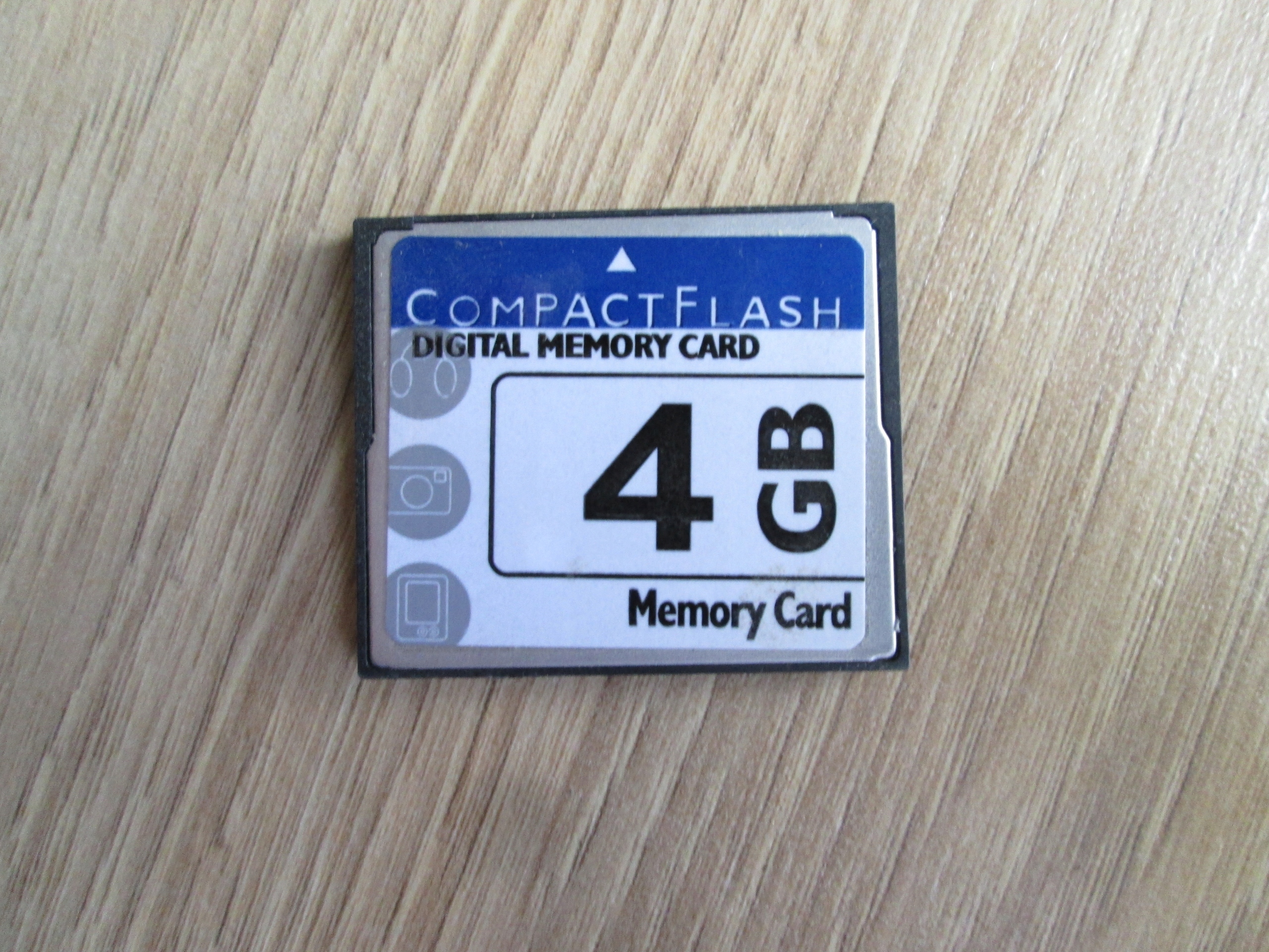 Kompaktná blesková pamäť 4 GB s retro hrami
