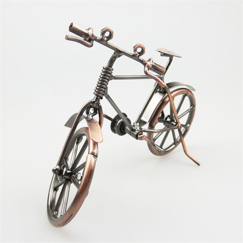 Retro bicykel model vchod obývacej izby a víno